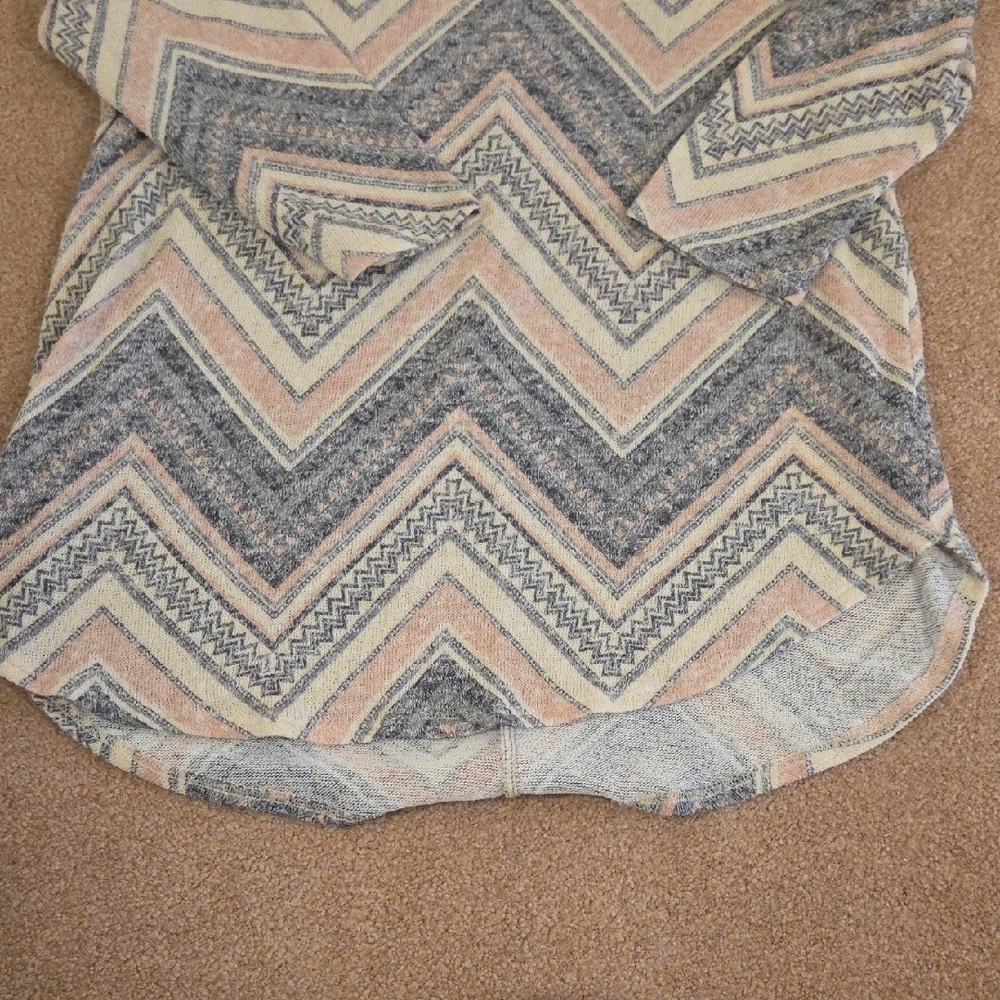Deal! 2 Spring Time Tops - Picture 3 of 5